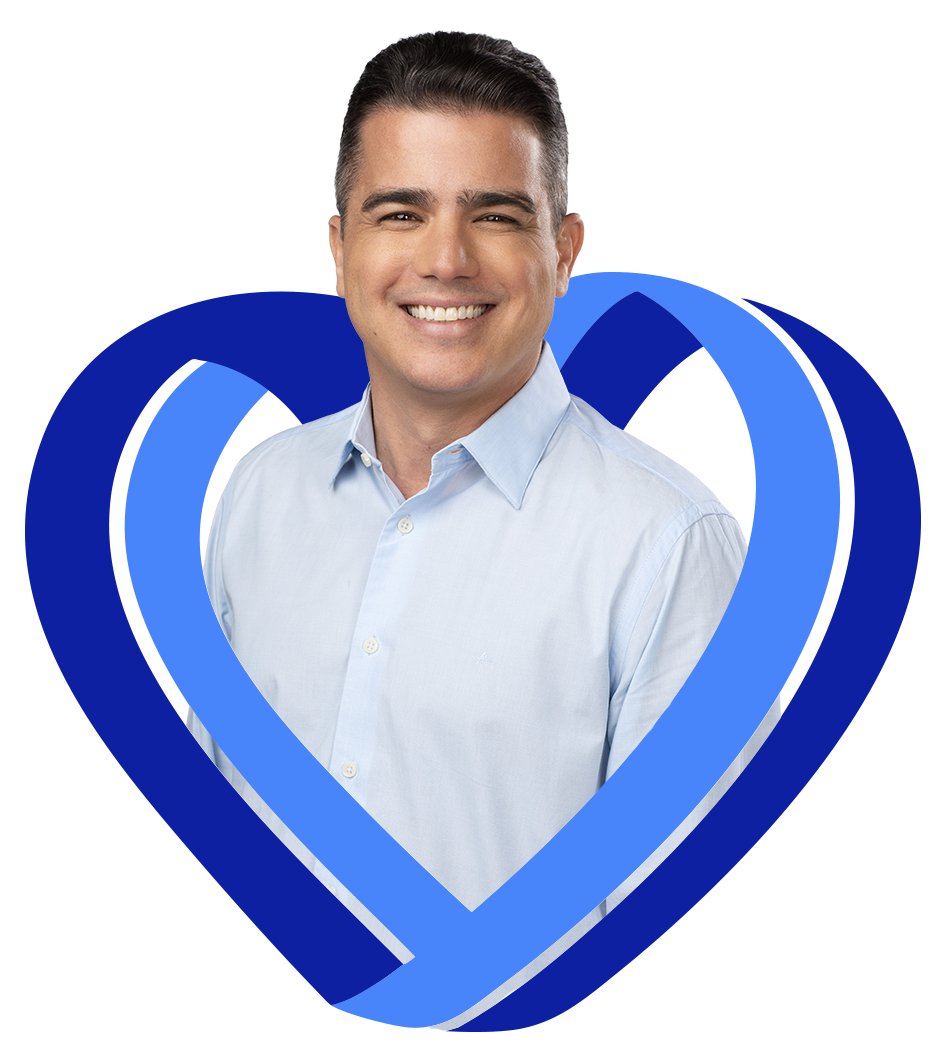 Dudu Soares sorrindo dentro do coração da campanha